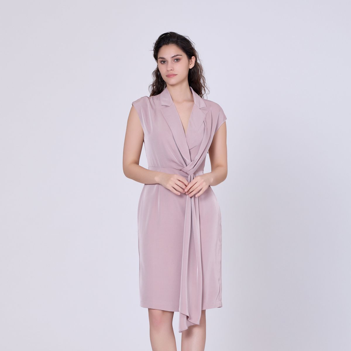 Asymmetrisch drapiertes Etuikleid aus Satin mit Bindedetail