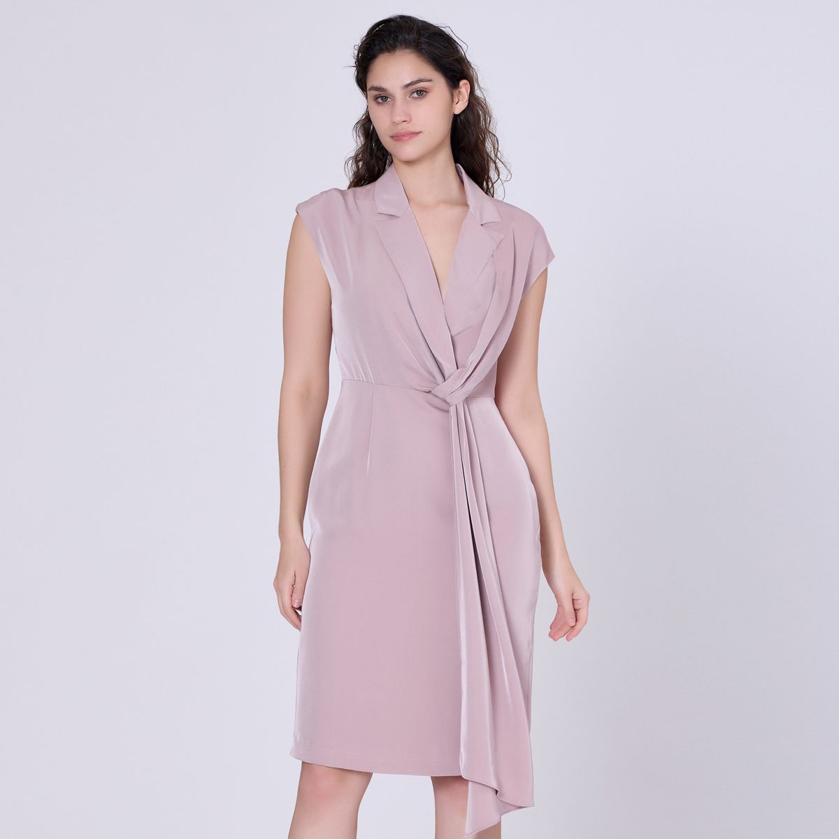 Asymmetrisch drapiertes Kleid aus Matt-Satin