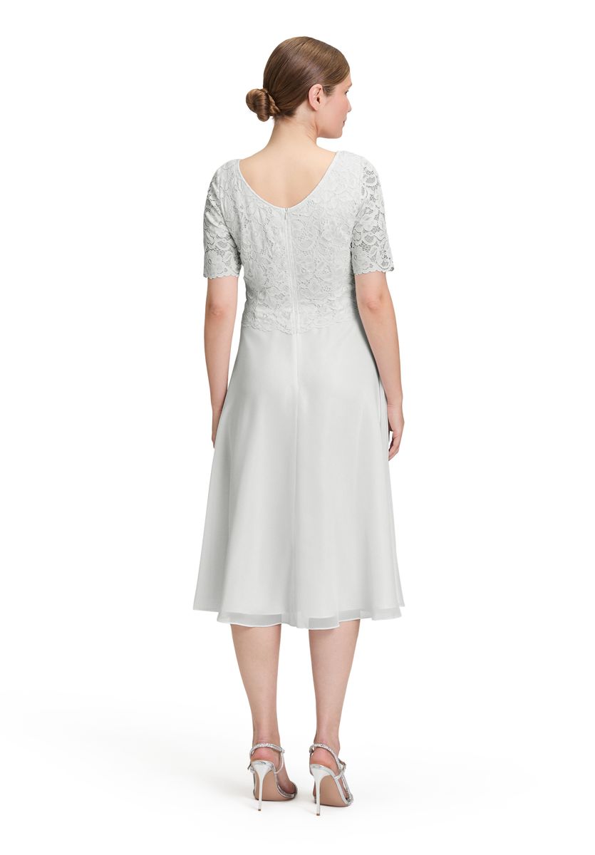 Ausgestelltes Kleid mit Spitze und A-Linien-Schnitt