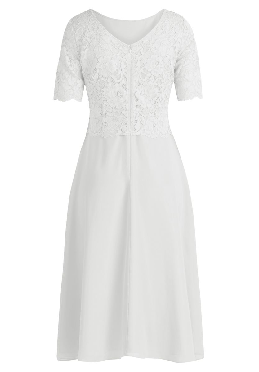 Ausgestelltes Kleid mit Spitze und A-Linien-Schnitt