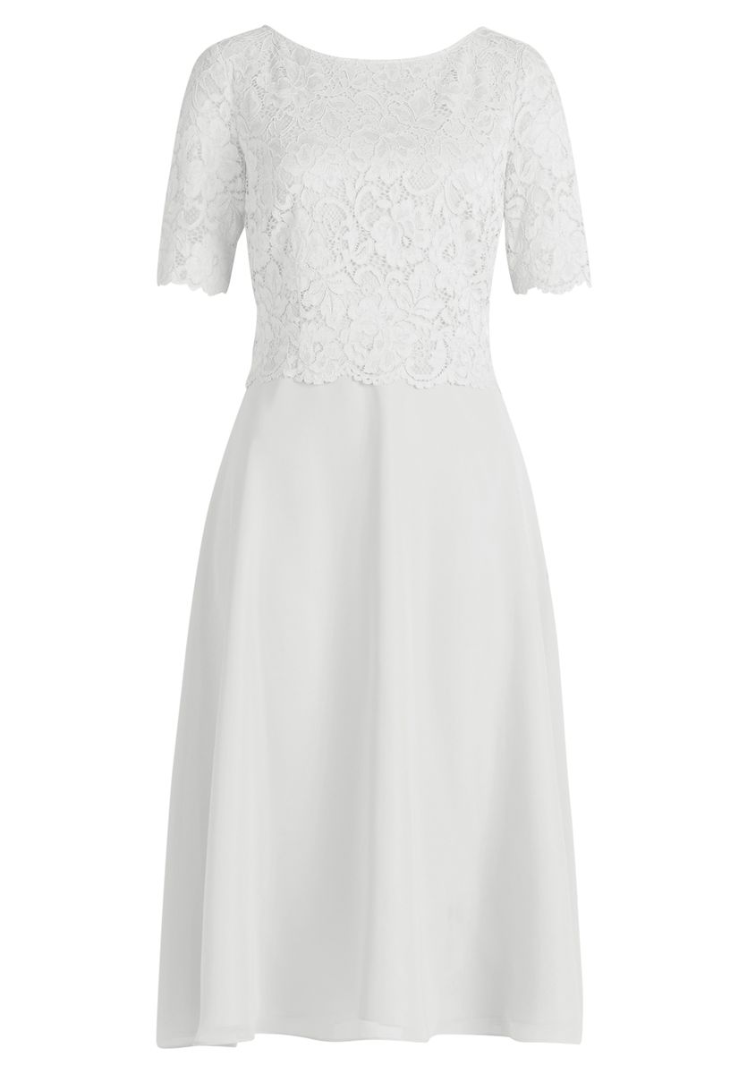 Ausgestelltes Kleid mit Spitze und A-Linien-Schnitt