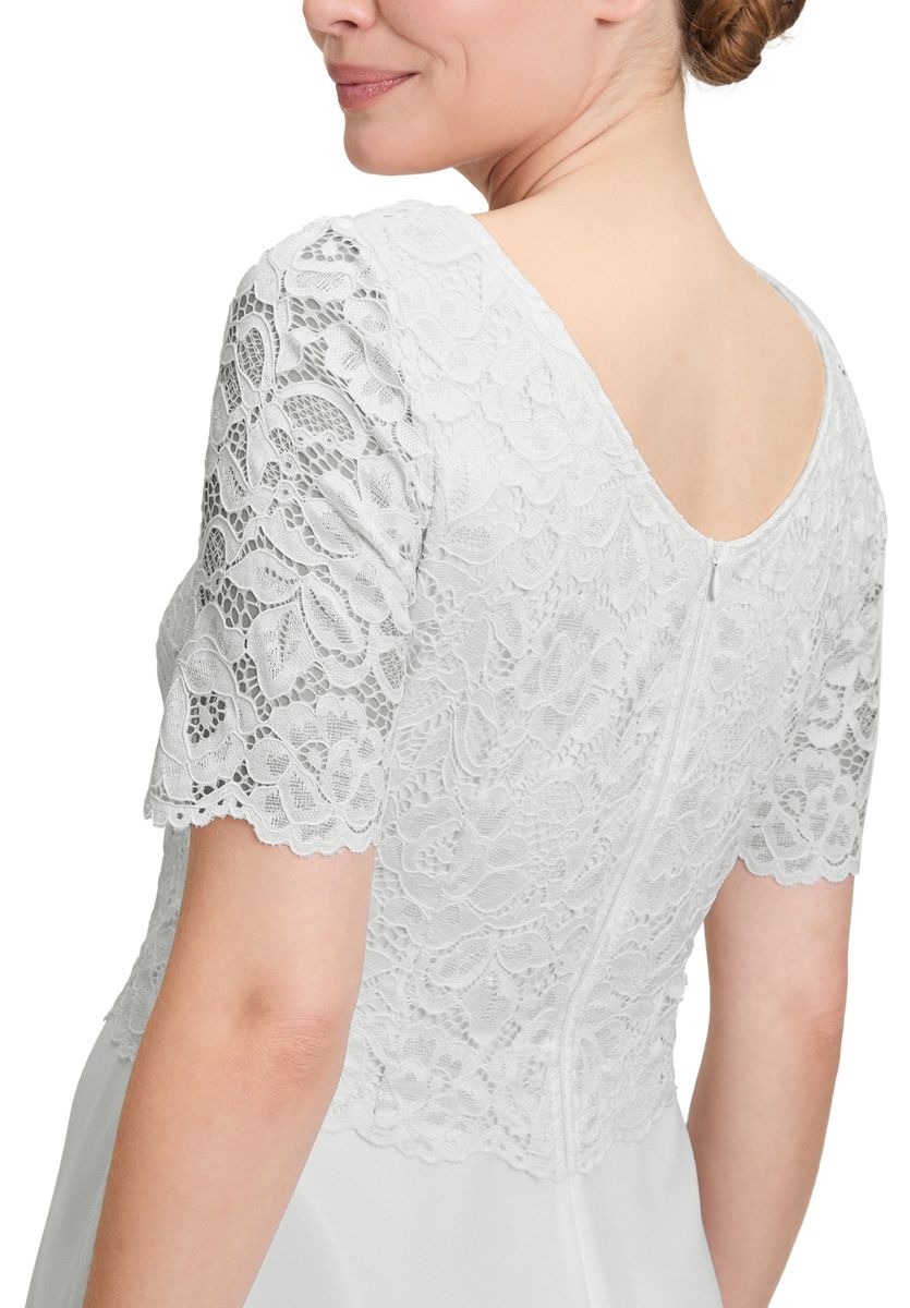 Ausgestelltes Kleid mit Spitze und A-Linien-Schnitt