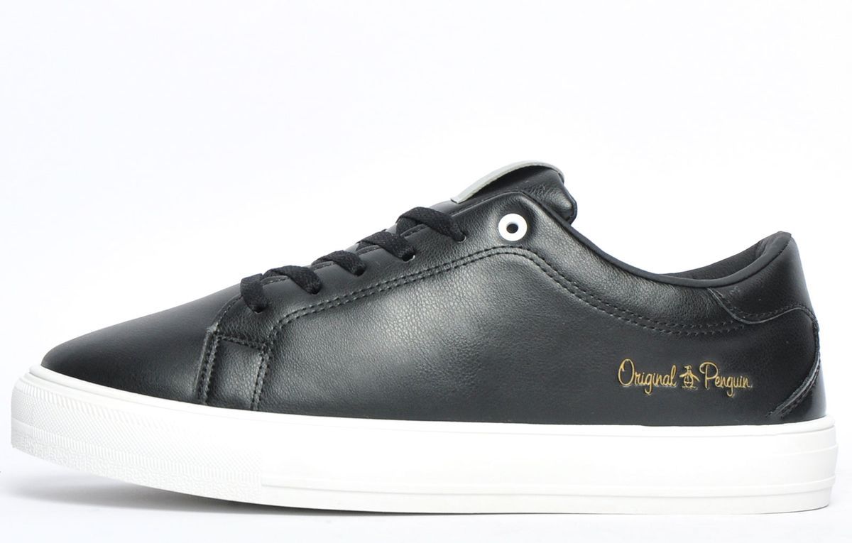 Klassische schwarze Sneaker in Lederoptik