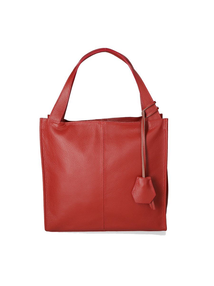Rote Ledertasche mit Anhänger