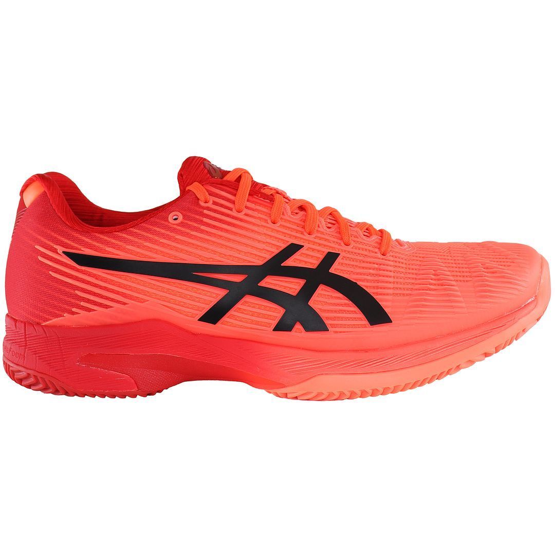 Roter Tennisschuh für Sandplätze