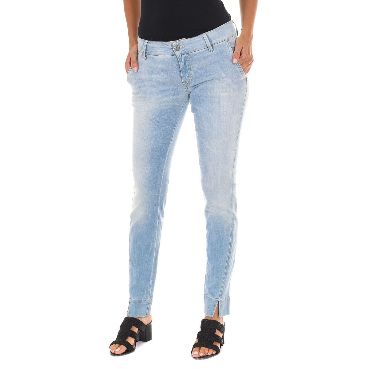 Schmal geschnittene Jeanshose mit ausgefranstem Saum