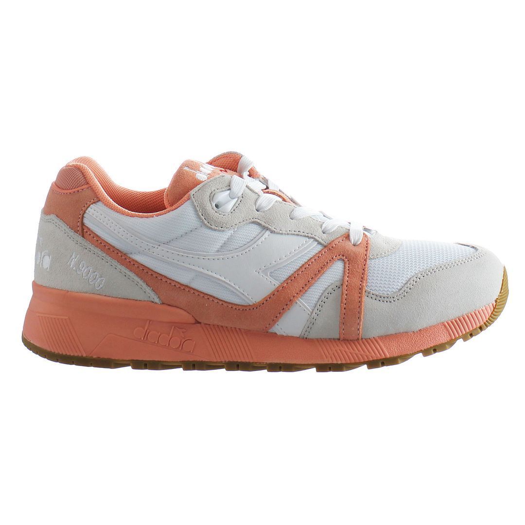 Retro-inspirierte Pfirsichfarbene Sneaker