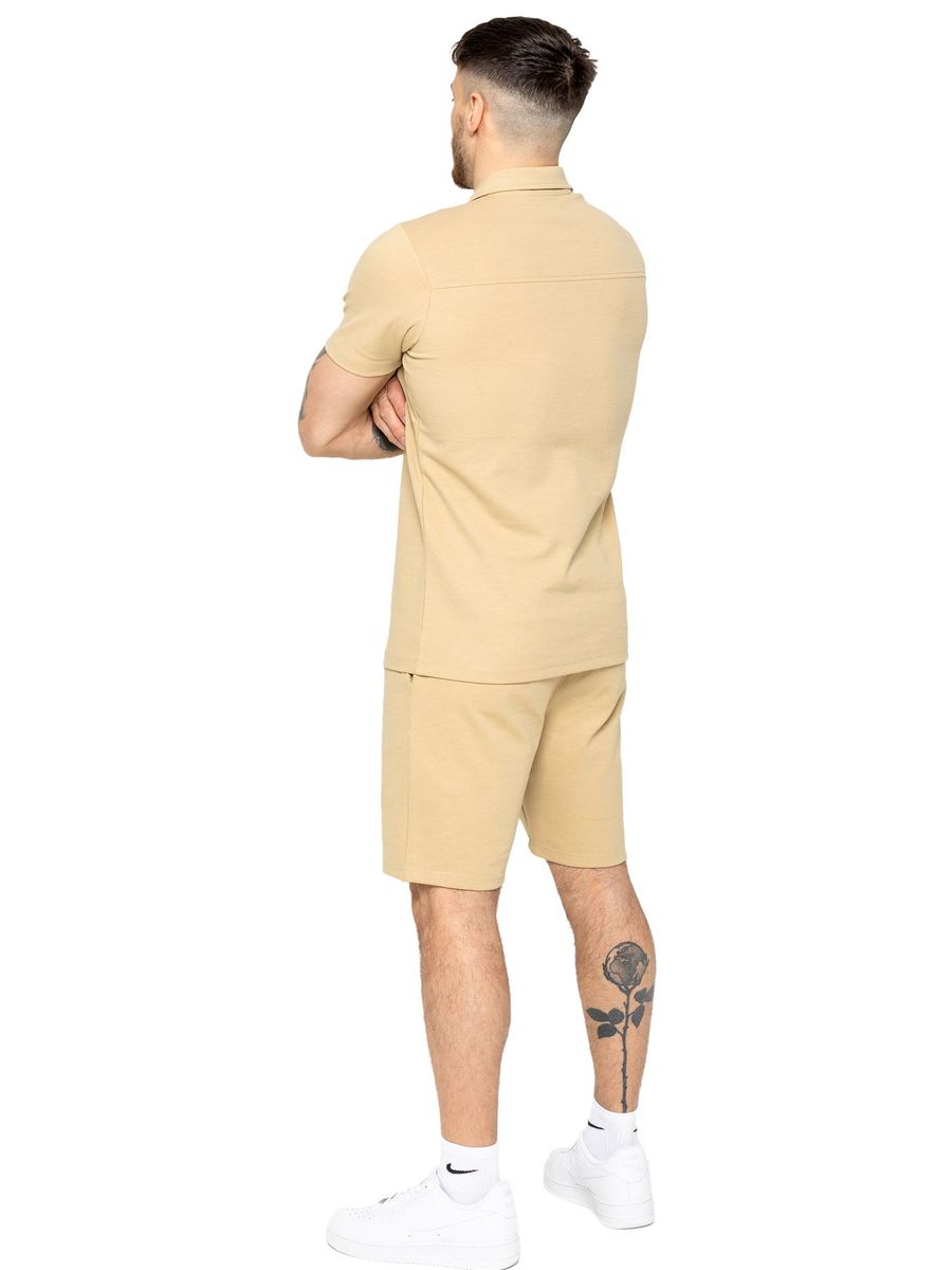 Minimalistisches Polo und Shorts Set