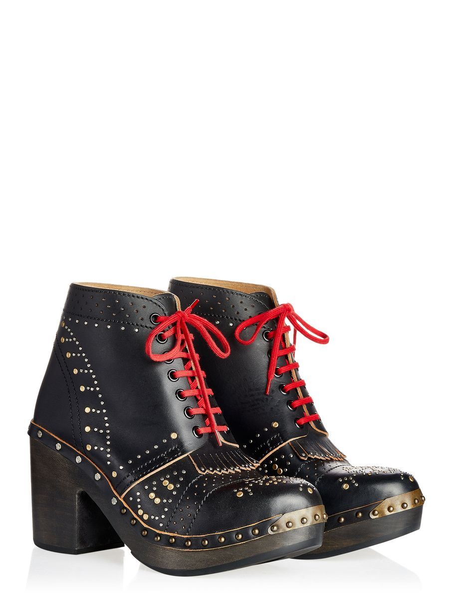 Lederstiefeletten mit Nieten und Holzclogs