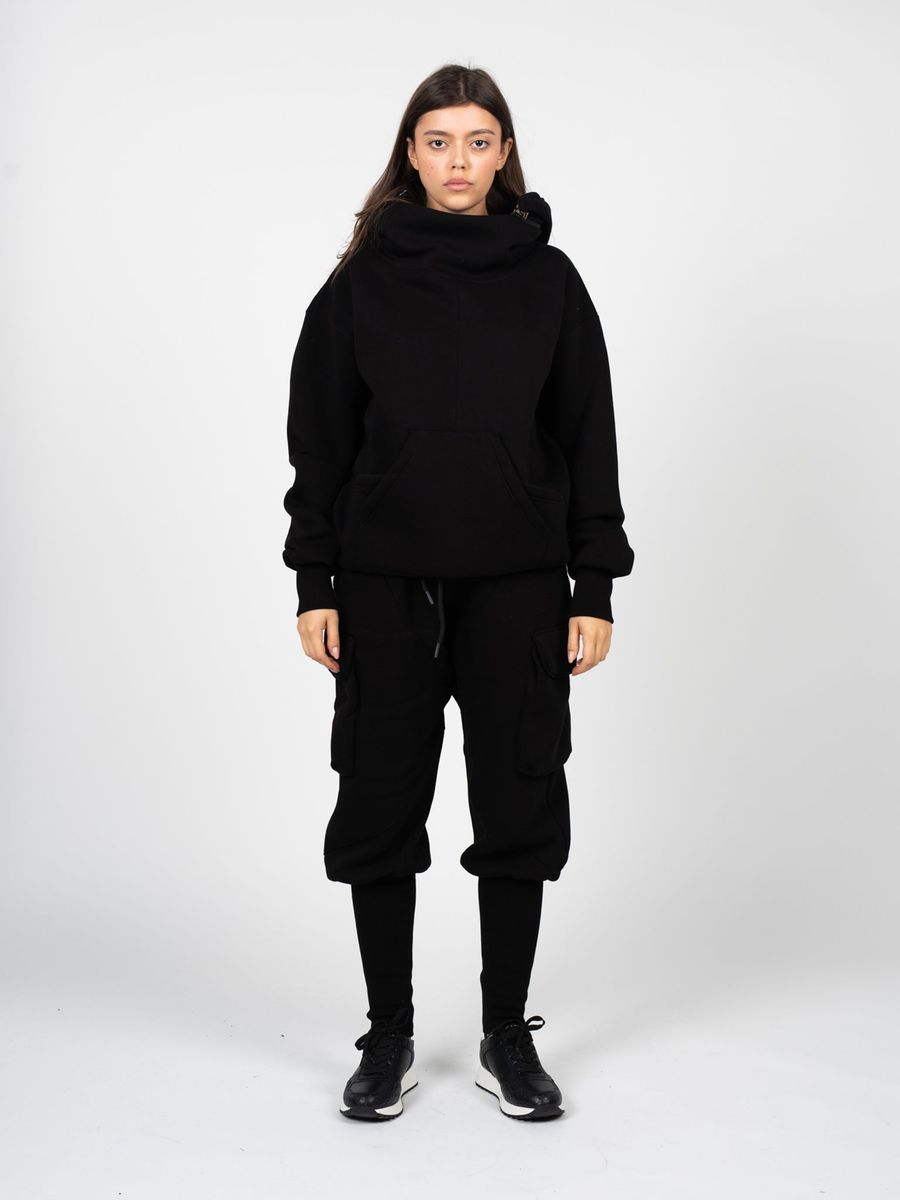 Minimalistischer Kapuzenpullover mit Reißverschlusskragen