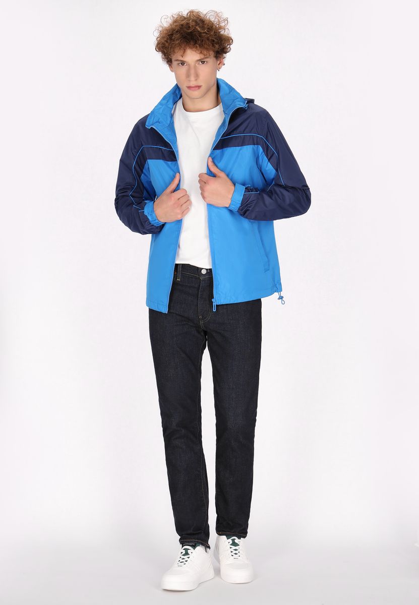 Leichter Windbreaker mit Kapuze