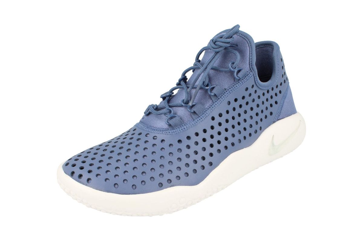 Blaue, gelochte Schnürsneakers