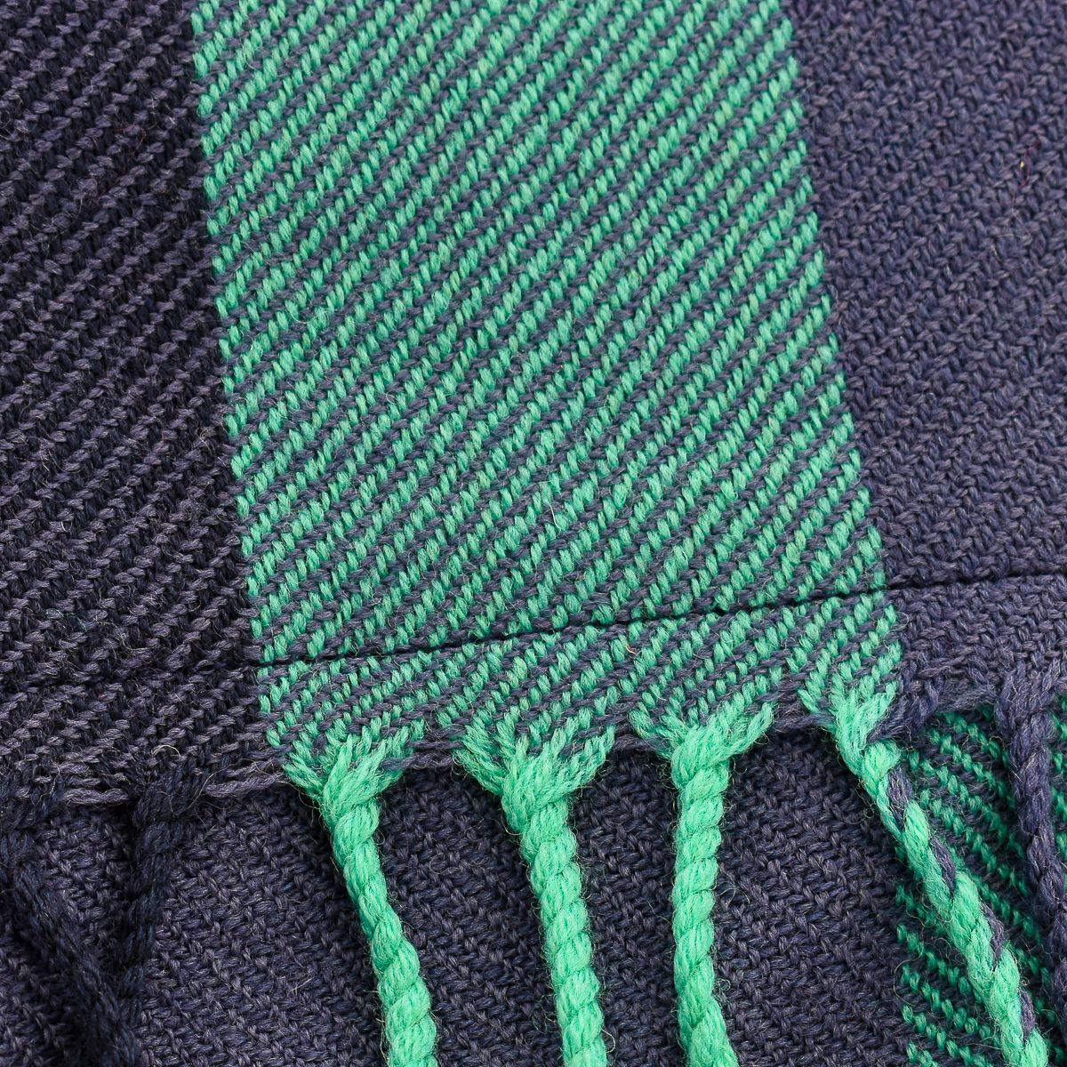 Gestrickter Woll-Halswärmer mit Fransen