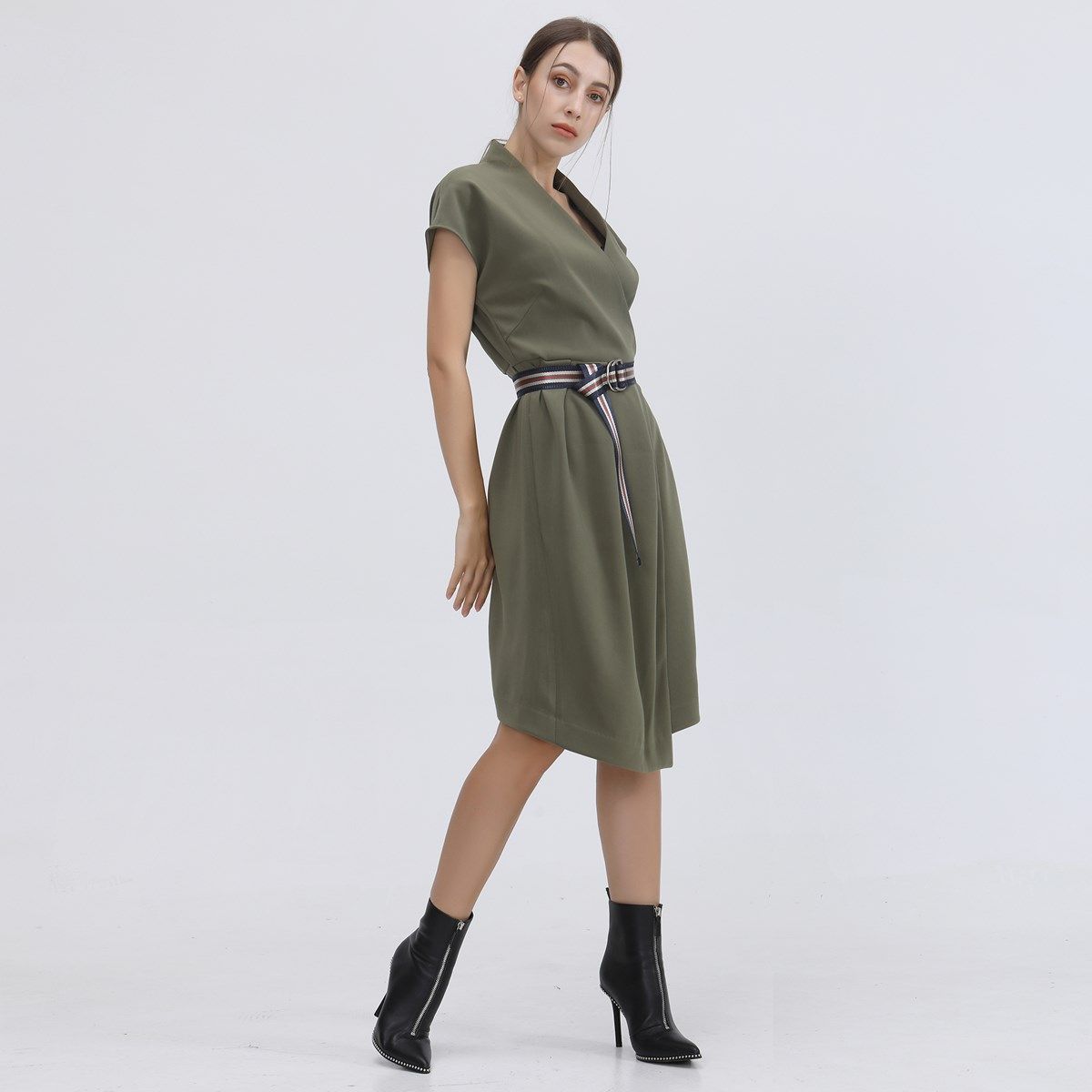 Olivgrünes Midikleid in Wickeloptik