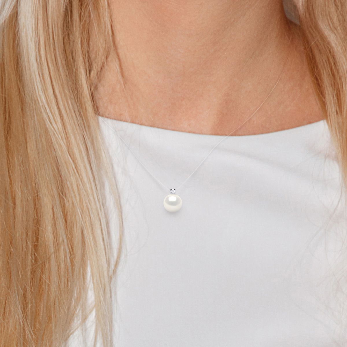 Halskette mit schwebender Süßwasserperle und Diamant