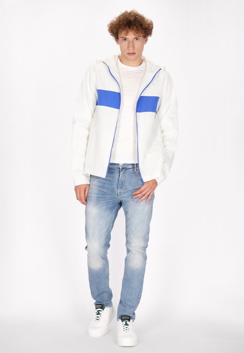 Leichte sportliche Windjacke mit Kapuze