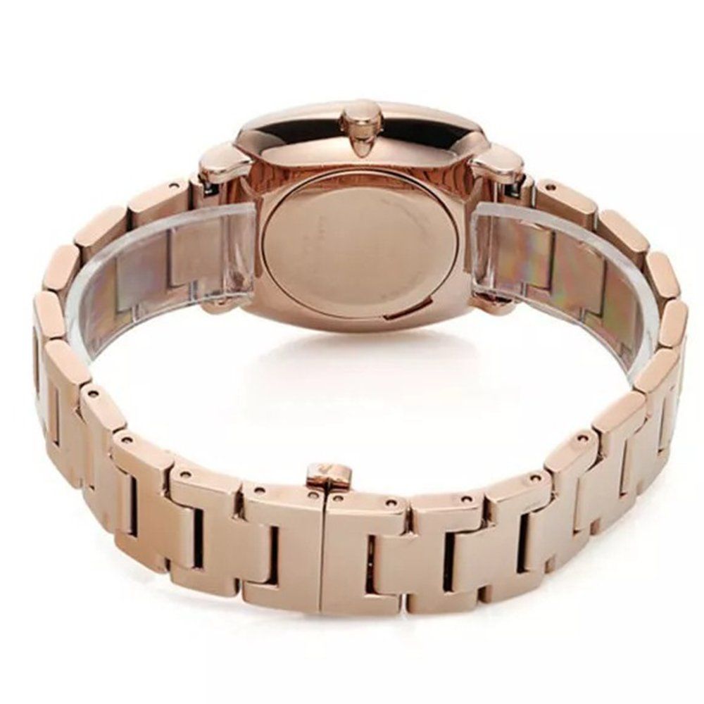 Armbanduhr mit quadratischem Gehäuse und Charms