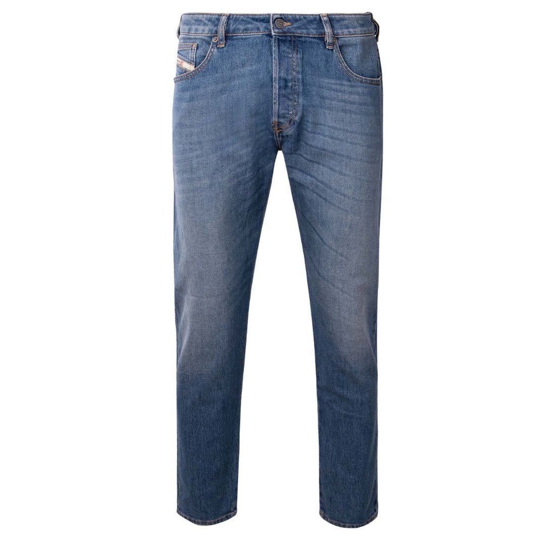 Mittelblaue Jeans mit schmal zulaufendem Bein