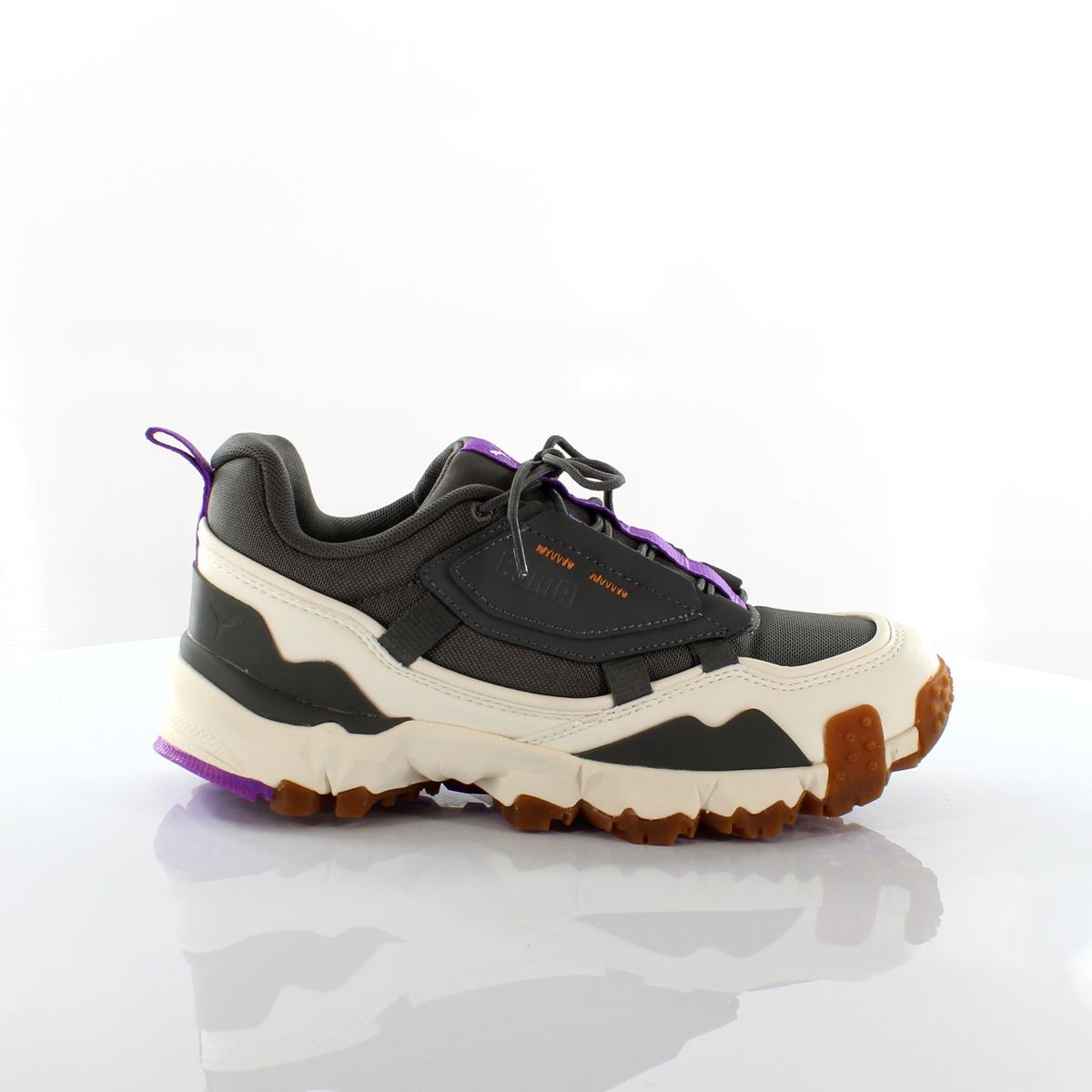 Graue lila Trail-Laufschuhe
