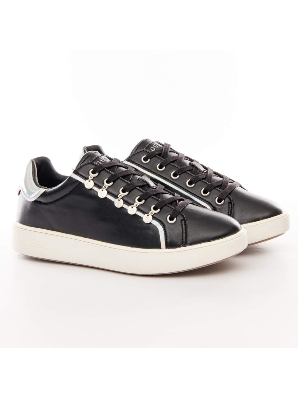 Schicke schwarze Sneaker mit Buchstaben-Anhängern