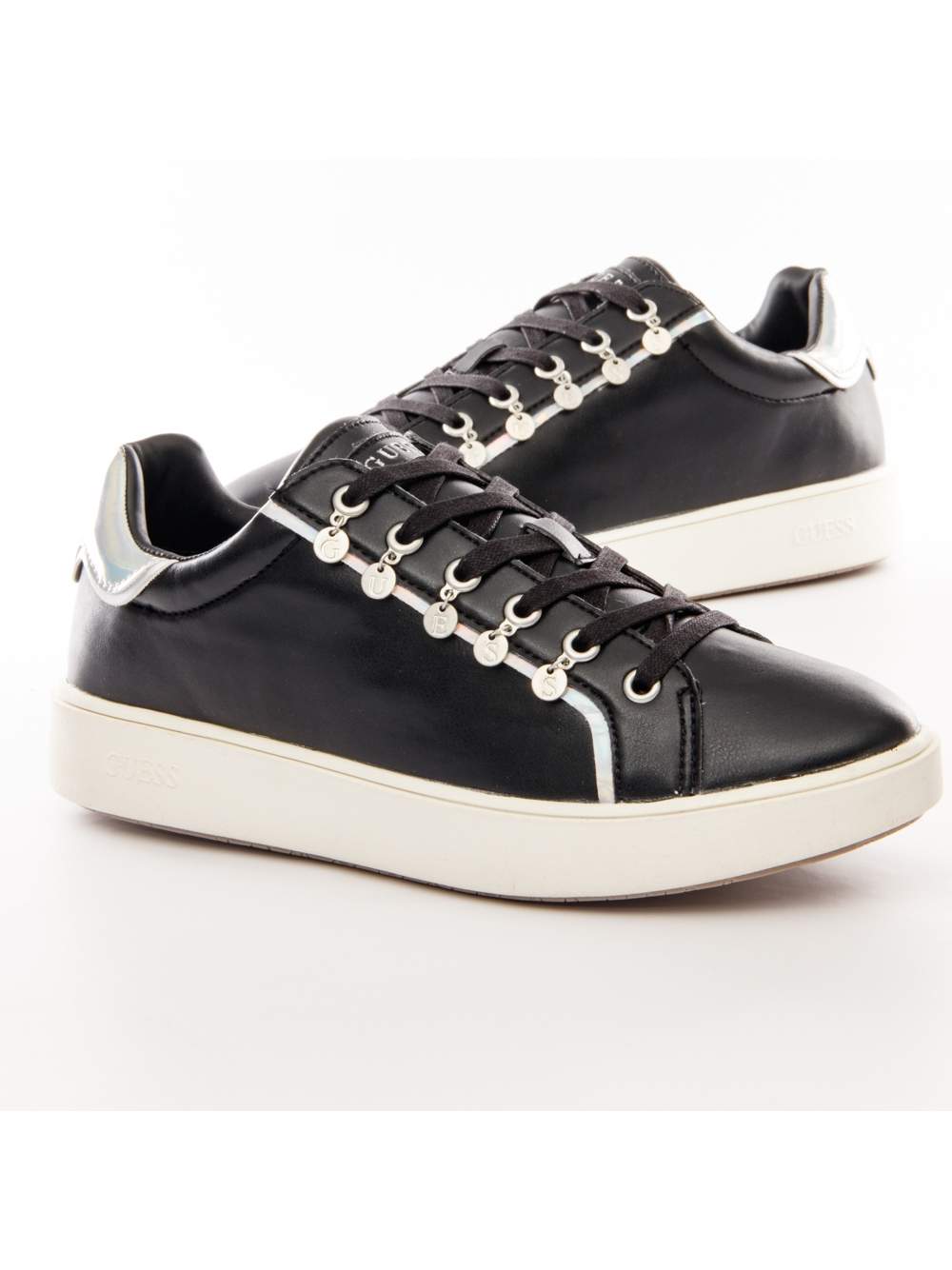Schicke schwarze Sneaker mit Buchstaben-Anhängern