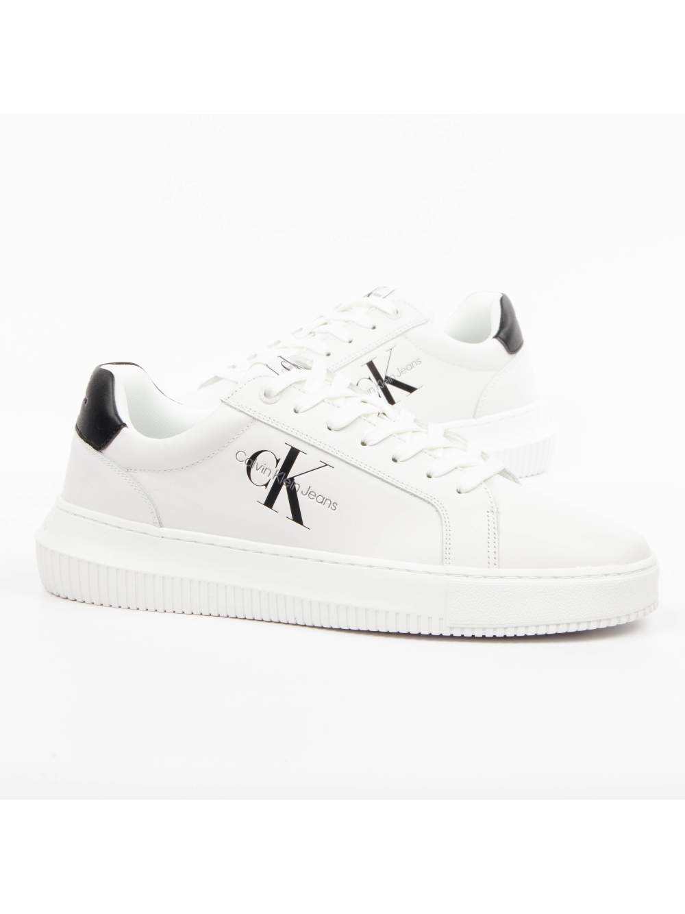 Low-Top Sneaker mit Kontrast-Logo