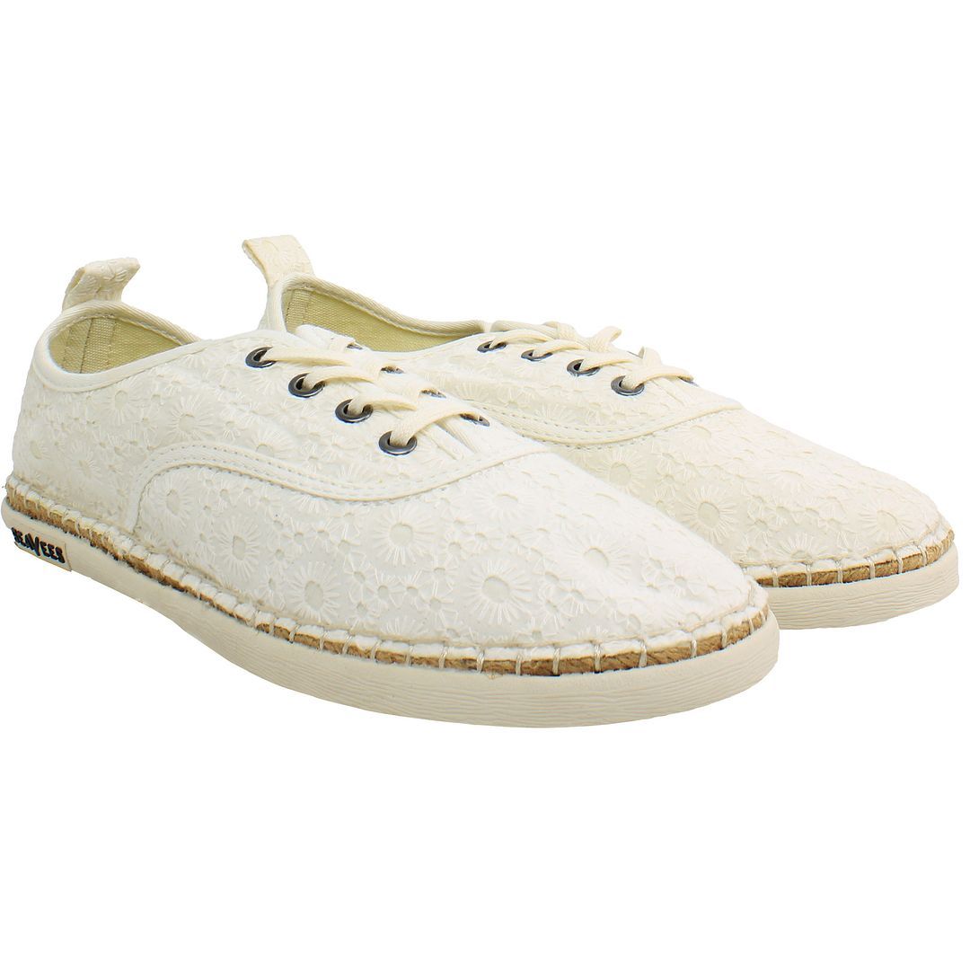 Espadrille-Sneaker mit floraler Lochstickerei
