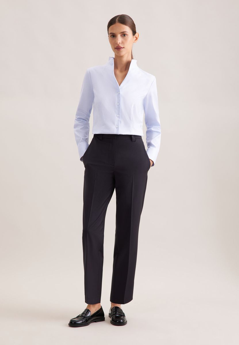 Elegante weiße Bluse mit Stehkragen
