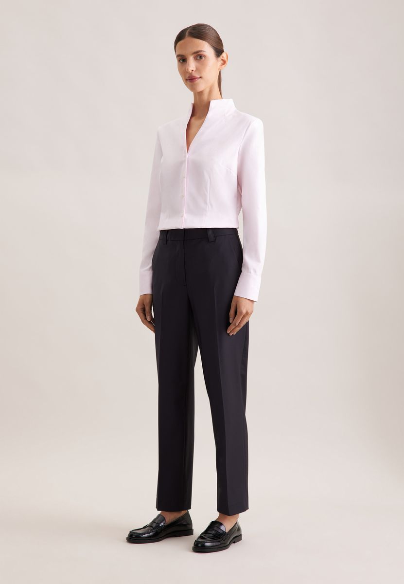 Elegante weiße Bluse mit Stehkragen