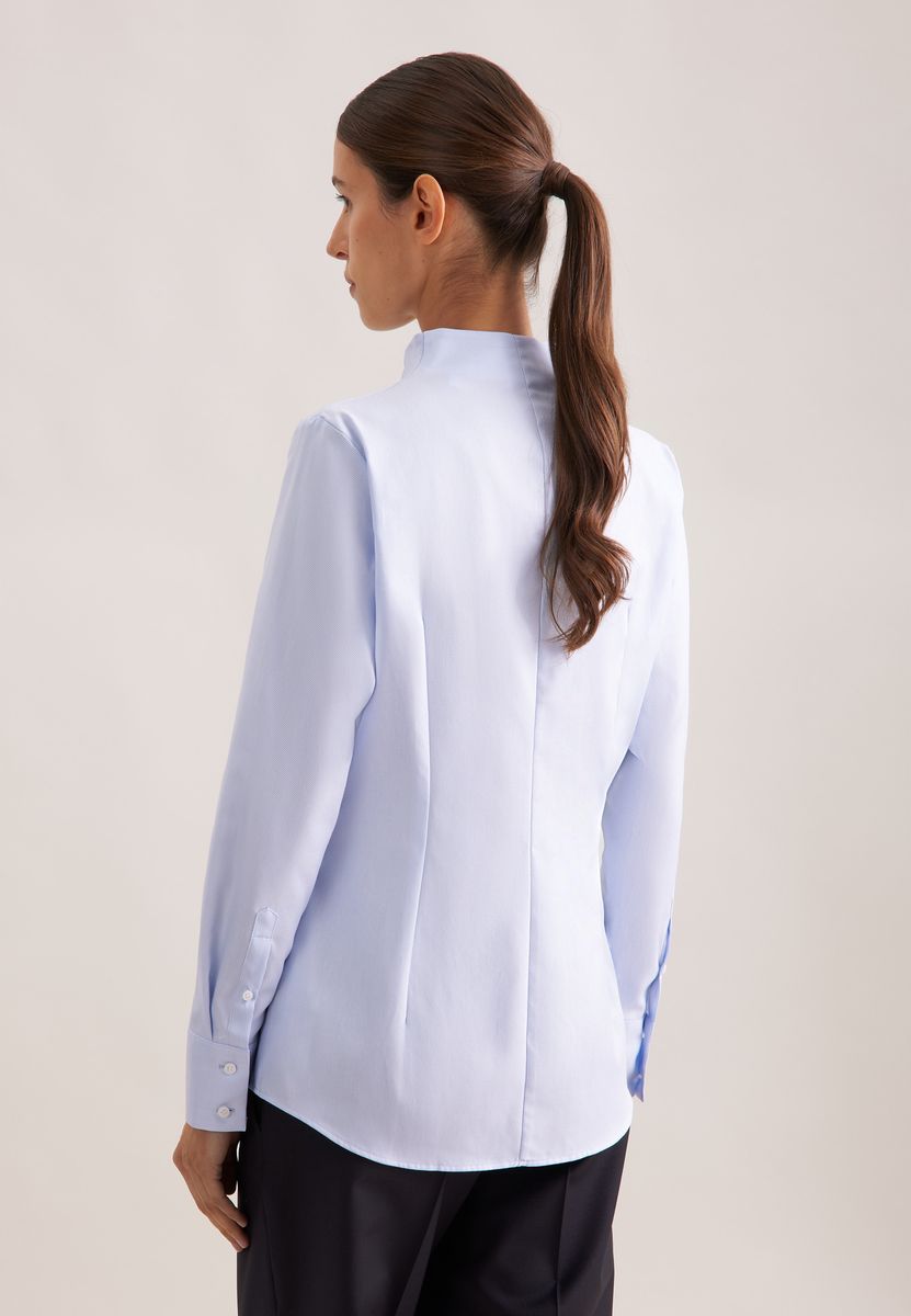 Elegante weiße Bluse mit Stehkragen