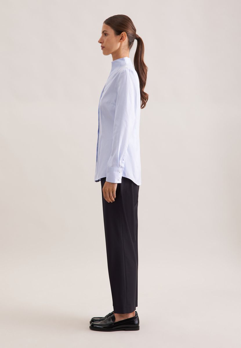 Elegante weiße Bluse mit Stehkragen