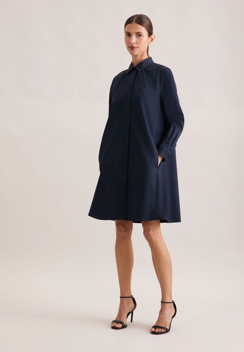Klassisches marineblaues Langarm-Hemdkleid
