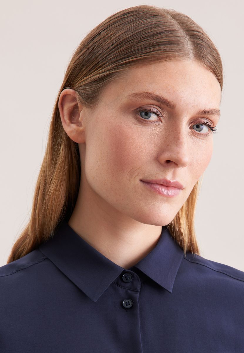 Klassisch geschnittene Bluse mit Polka Dots