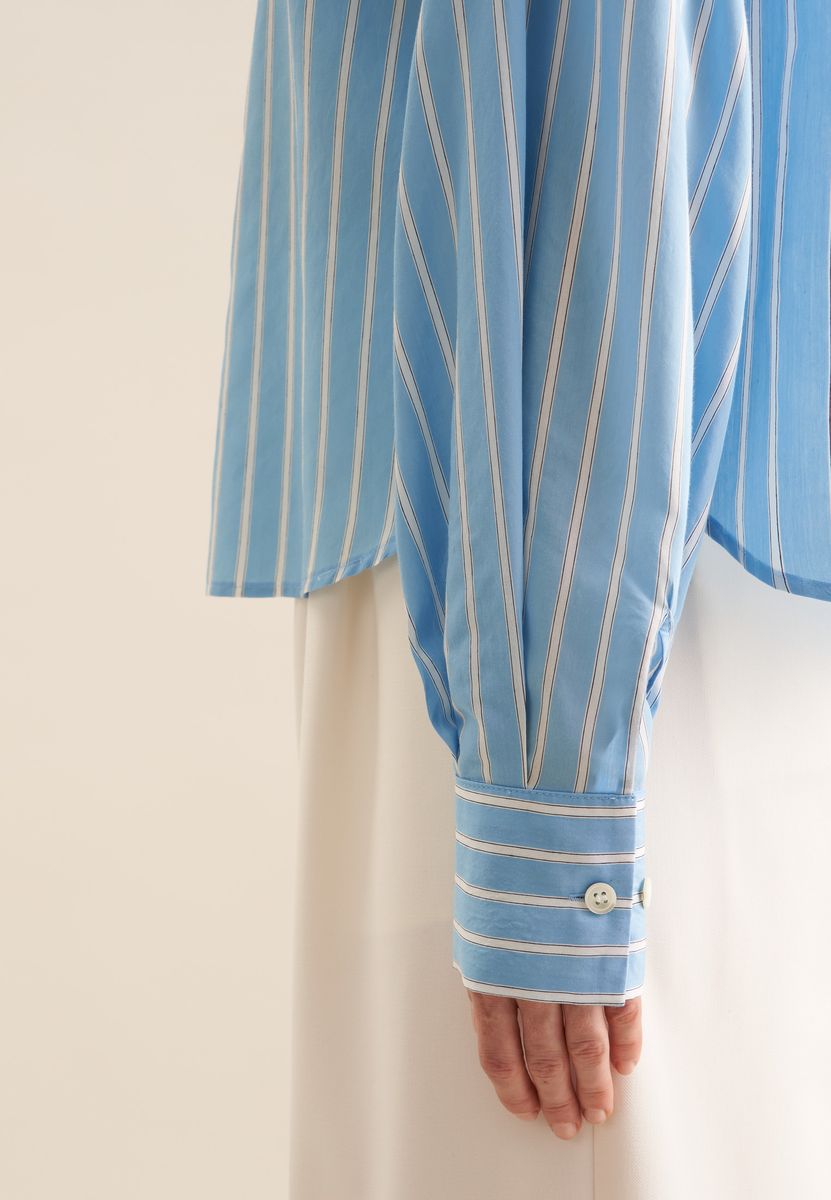Gestreifte Bluse mit Stehkragen und Knopfleiste