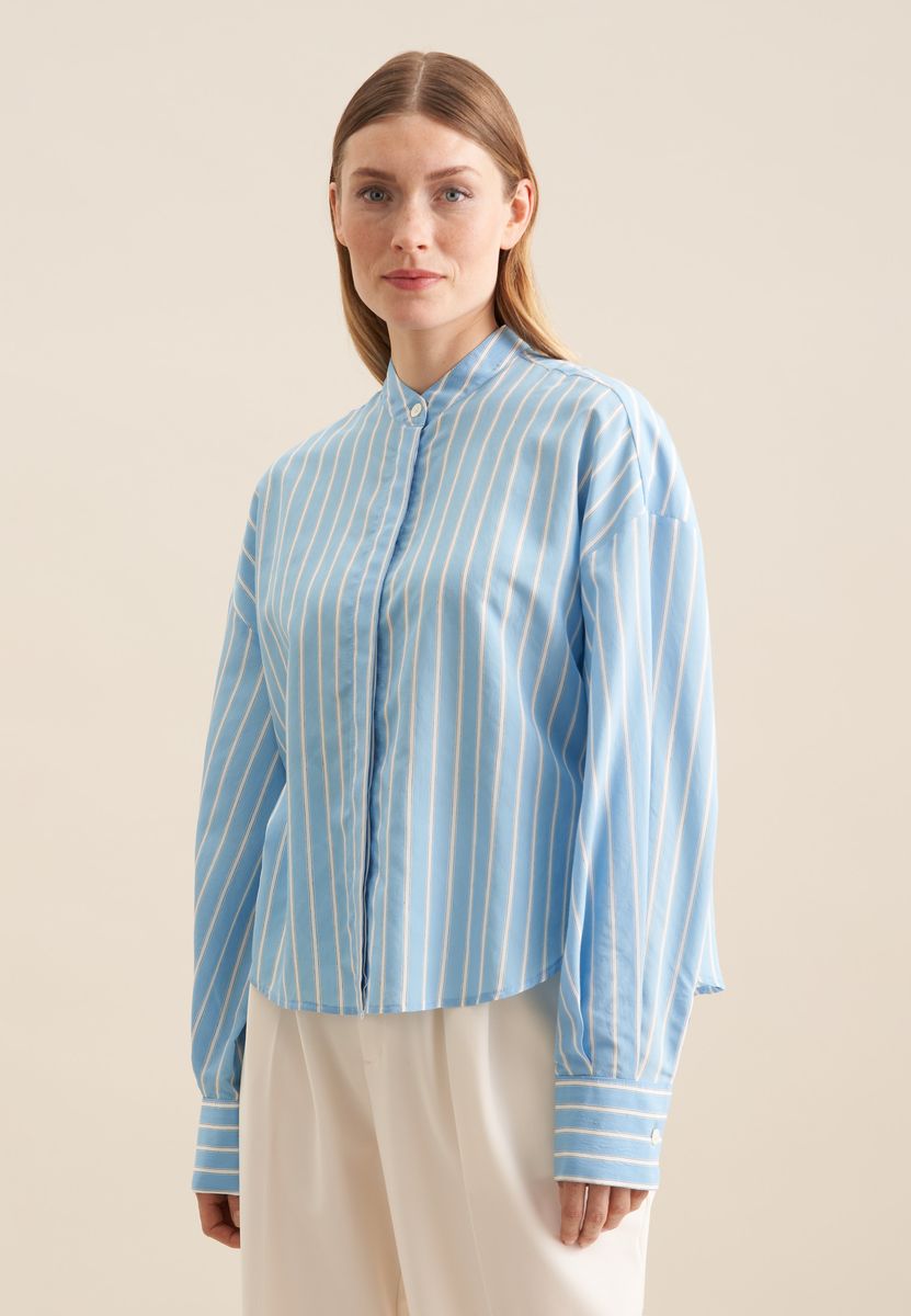 Gestreifte Bluse mit Stehkragen und Knopfleiste