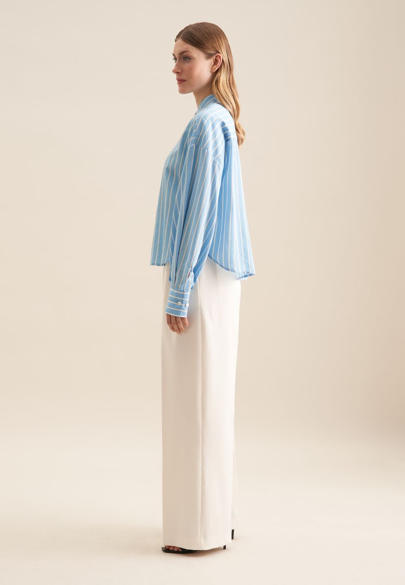 Gestreifte Bluse mit Stehkragen und Knopfleiste