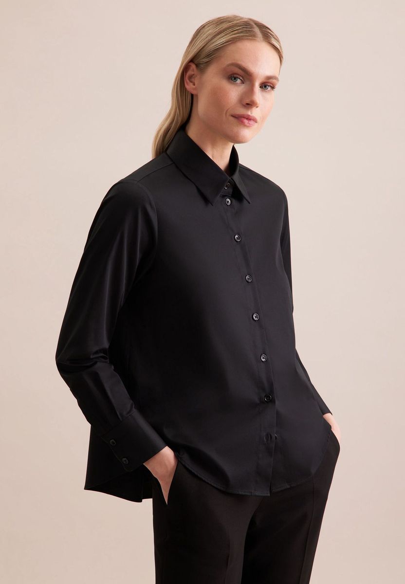 Klassische schwarze Satin-Knopfbluse