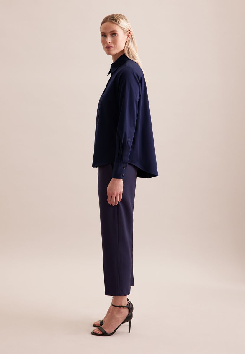 Klassische marineblaue Krepp-Bluse mit Knopfleiste