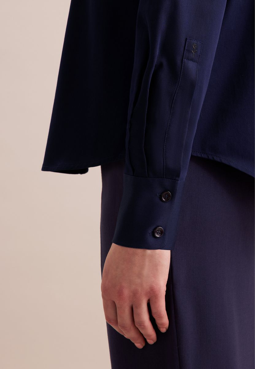 Klassische marineblaue Krepp-Bluse mit Knopfleiste