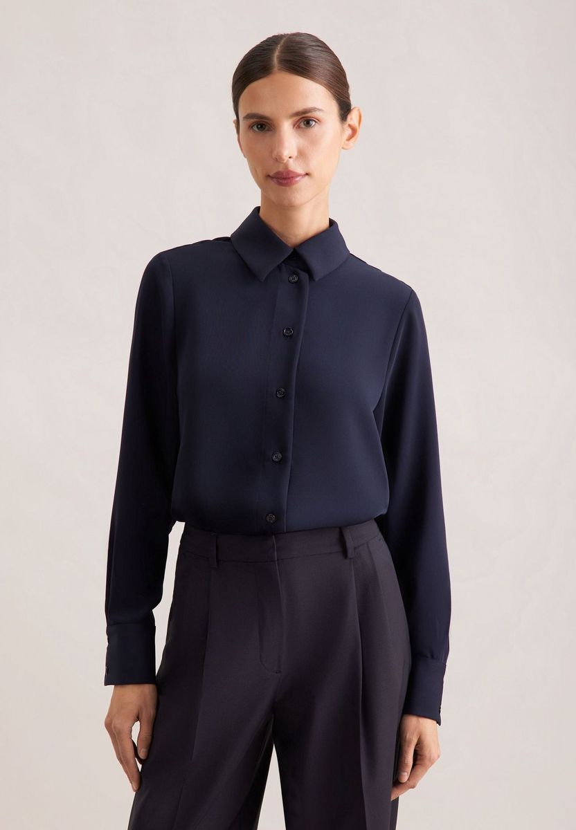 Klassische marineblaue Krepp-Bluse mit Knopfleiste