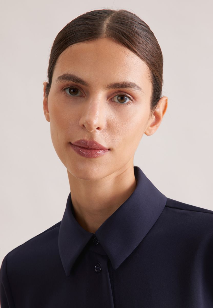 Klassische marineblaue Krepp-Bluse mit Knopfleiste
