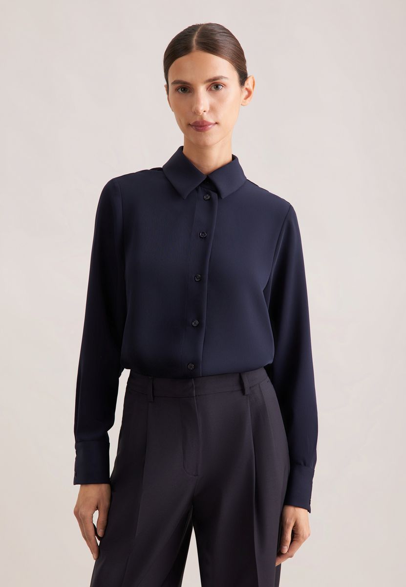 Klassische marineblaue Krepp-Bluse mit Knopfleiste