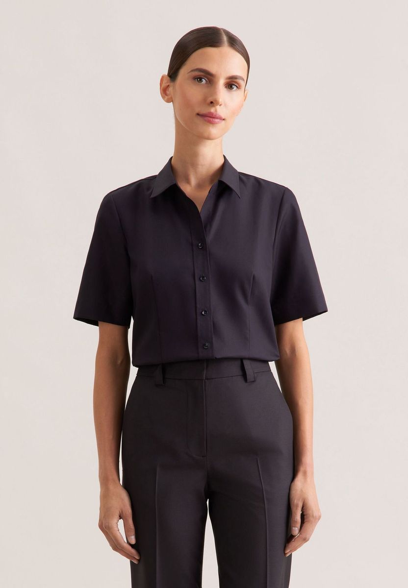 Klassische kurzärmelige Bluse mit Knopfleiste