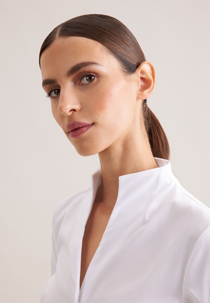 Elegante schmale Bluse mit Stehkragen