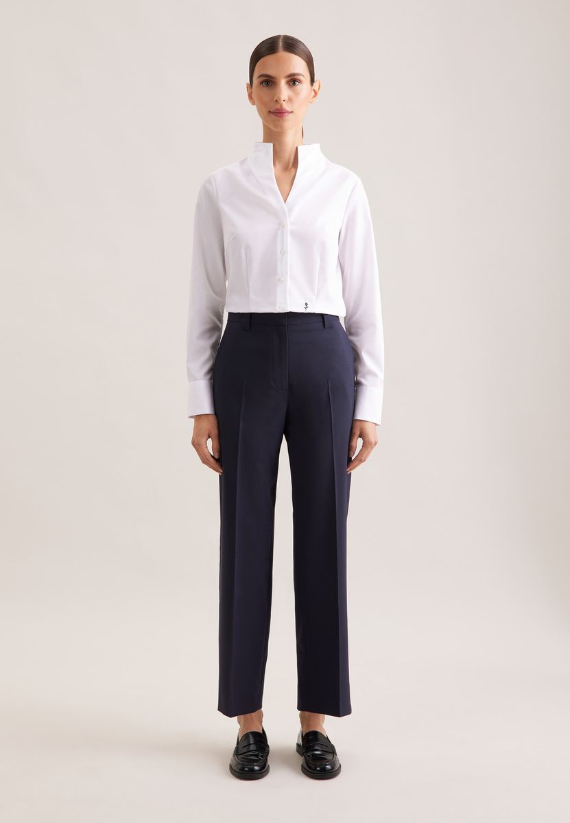 Elegante schmale Bluse mit Stehkragen