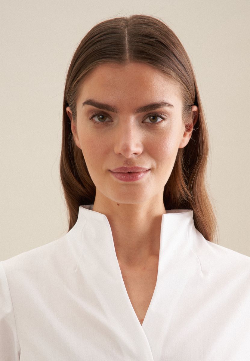 Elegante schmale Bluse mit Stehkragen