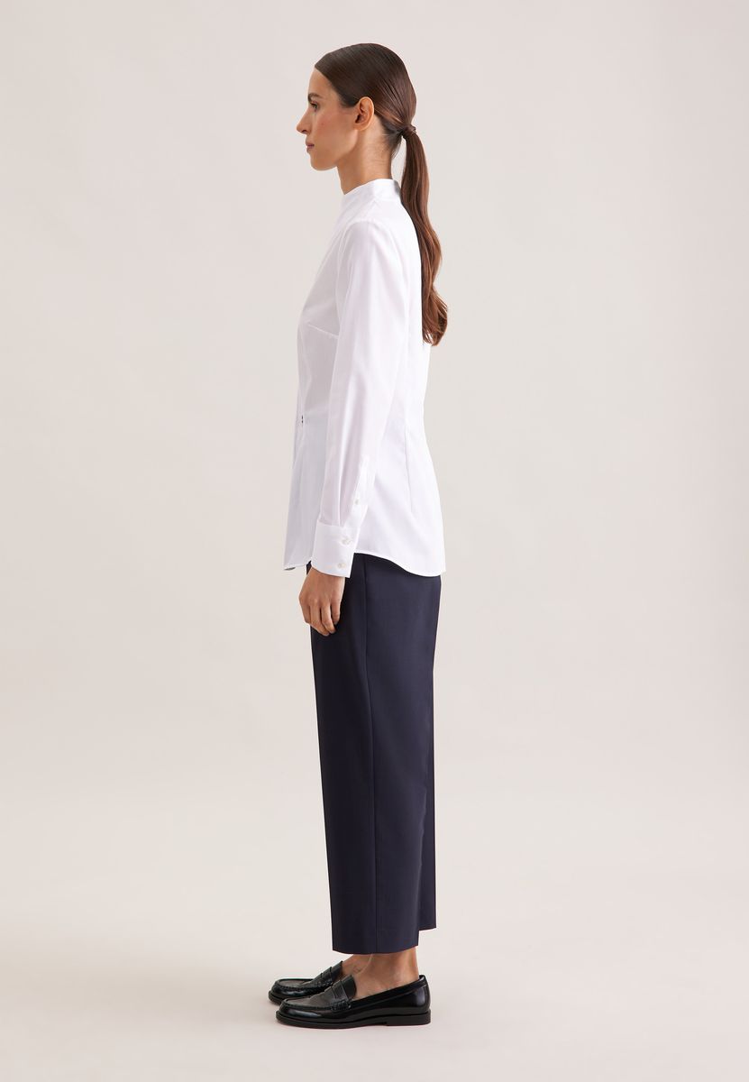 Elegante schmale Bluse mit Stehkragen
