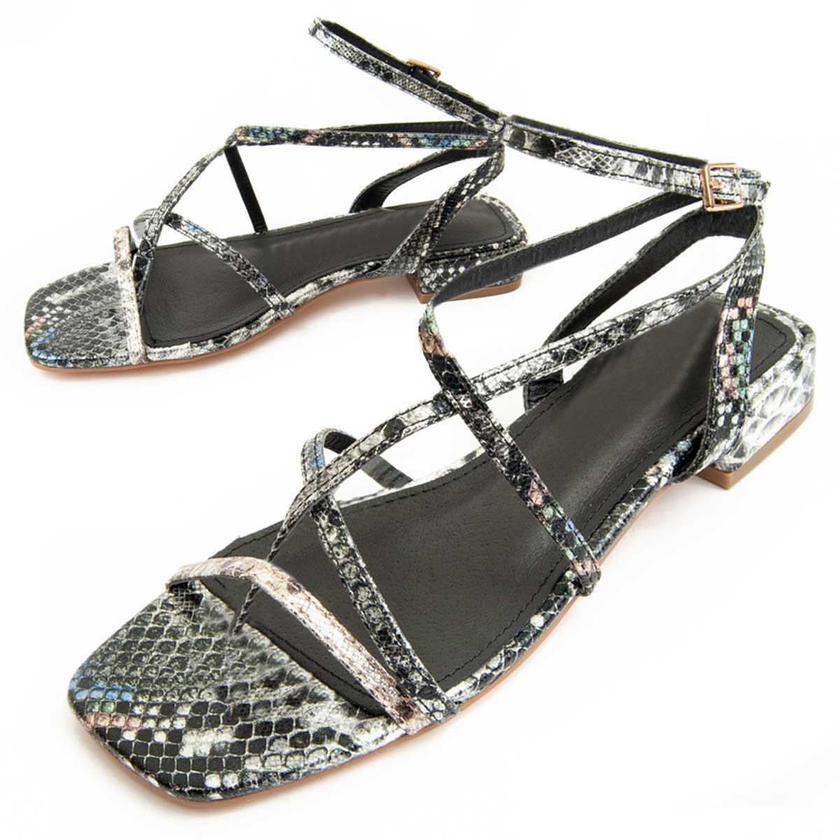 Riemchensandalen mit Schlangenmuster und Absatz
