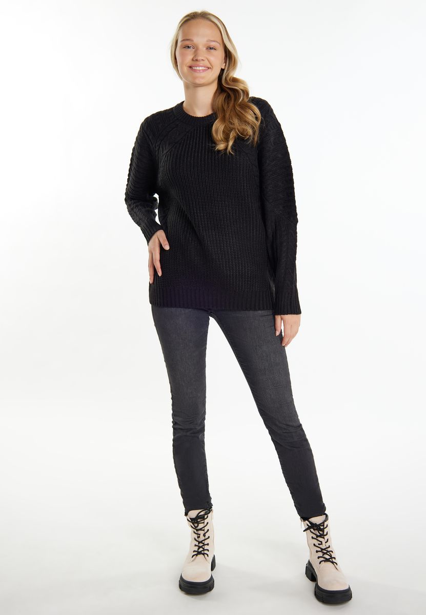 Schwarzer Raglan-Pullover mit Zopfmuster