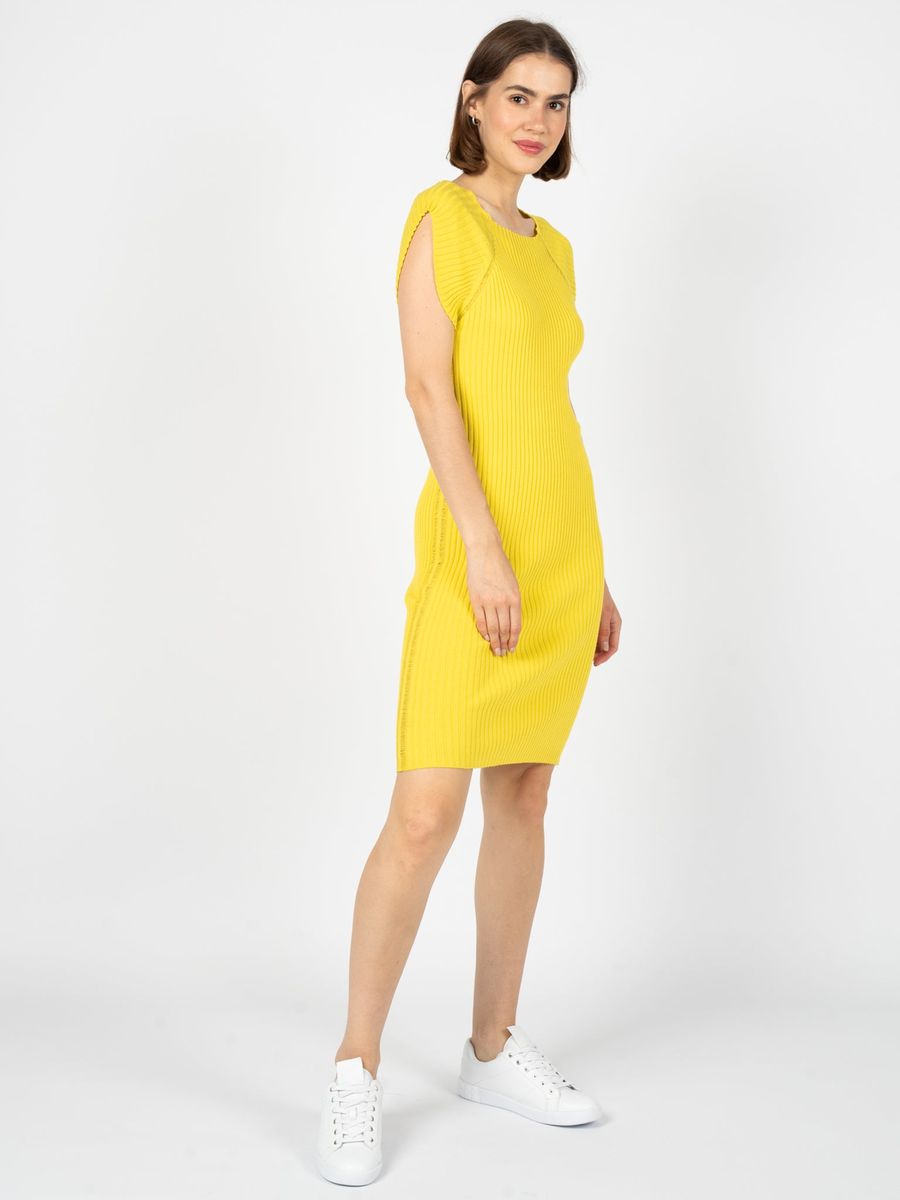 Geripptes, figurbetontes Minikleid